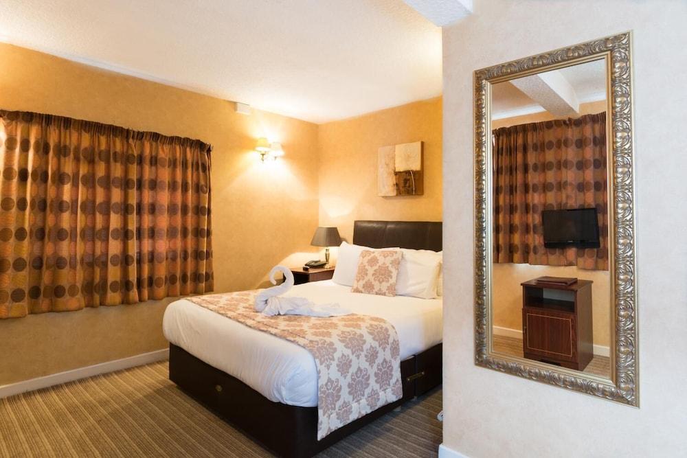 The George Hotel Stansted Airport Бишопс-Стортфорд Экстерьер фото