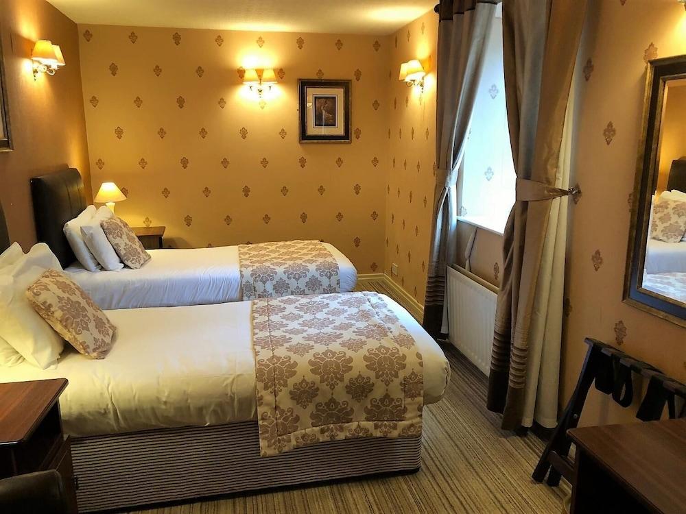 The George Hotel Stansted Airport Бишопс-Стортфорд Экстерьер фото